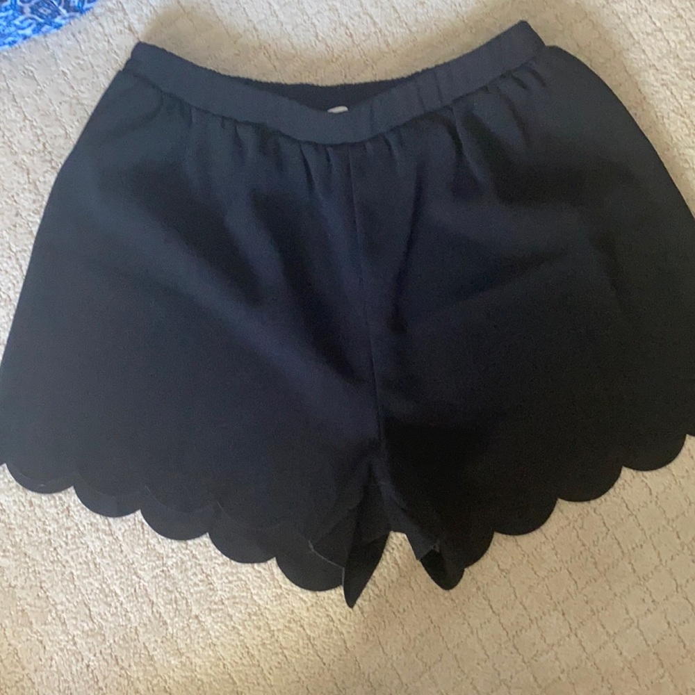 Stretchy scalloped shorts